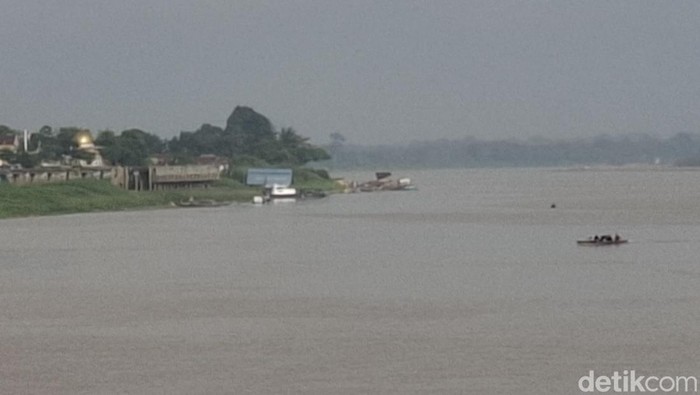 Kondisi kabut asap yang terlihat samar-samar di kawasan Sungai Batanghari