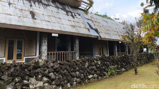 Kondisi rumah Sunda Taman Purbakala Cipari yang rusak dan terbengkalai