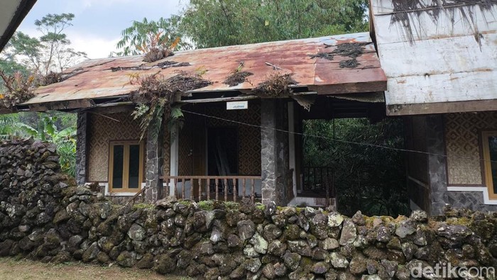Kondisi rumah Sunda Taman Purbakala Cipari yang rusak dan terbengkalai