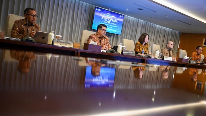 Laba Bersih BNI Tembus Rp10 Triliun di Semester I 2025 Wakil Direktur Utama BNI Alexandra Askandar (tengah), Direktur Finance & Strategy BNI Hussein Paolo Kartadjoemena (kedua kanan), Direktur Risk Management BNI David Pirzada (kanan), Direktur BNI Muhammad Iqbal (kiri), Direktur BNI Abu Santosa Sudradjat (kedua kiri) menyampaikan paparan kinerja BNI semester I 2025 di Graha BNI, Jakarta, Jumat (25/7/2025). BNI membukukan laba bersih konsolidasi sebesar Rp10,1 triliun pada semester I 2025 sejalan dengan penyaluran kredit BNI tumbuh 7,1 persen secara tahunan (yoy) menjadi Rp778,7 triliun, kredit korporasi tumbuh 10,4 persen (yoy) menjadi Rp435,8 triliun, kredit kepada sektor swasta dan institusi naik 11,1 persen (yoy) menjadi Rp314,6 triliun, dan kredit ke BUMN tumbuh 8,7 persen (yoy) menjadi Rp121,2 triliun. ANTARA FOTO/Fauzan/foc.
