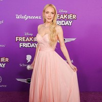 Ibu satu anak ini tampil cantik dengan makeup bernuansa nude mauve, sementara rambut panjangnya ditata sleek bergelombang. Foto: WireImage/Kevin Winter