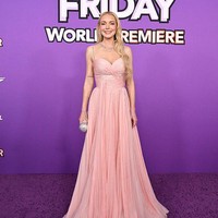 Lindsay Lohan mengenakan gaun penuh kristal dan payet dari koleksi Miu Miu untuk acara yang digelar El Capitan Theatre, Los Angeles, California, AS . Gaun drapery bernuansa baby pink ini menonjolkan aura ultra-feminin. Foto: FilmMagic/Axelle/Bauer-Griffin