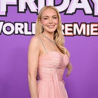 Busananya dilengkapi aksesori yang memancarkan kilau indah, termasuk clutch berbentuk mikrofon rancangan Judith Leiber, sebagai tribute untuk karakter mantan bintang rock yang diperankannya, Anna Coleman. Foto: FilmMagic/Axelle/Bauer-Griffin