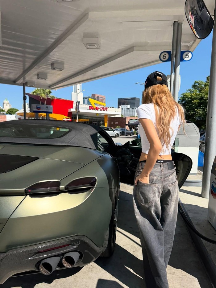 Lisa BLACKPINK berfoto dengan Ferrari dalam unggahan Instagram pribadinya.