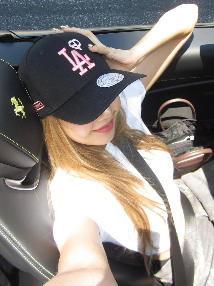 Lisa BLACKPINK berfoto dengan Ferrari dalam unggahan Instagram pribadinya.
