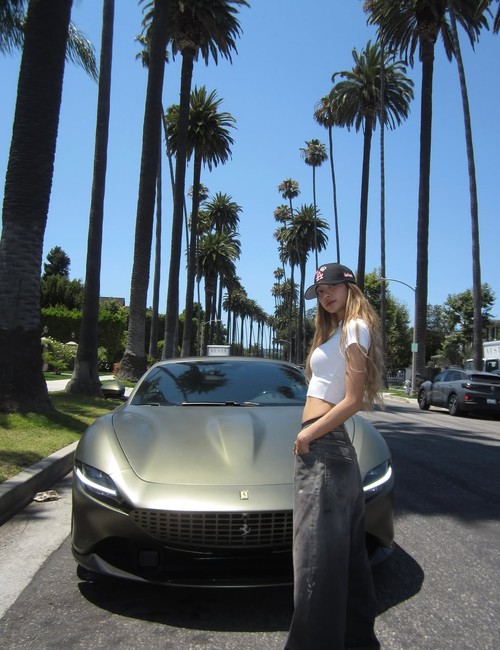 Lisa BLACKPINK berfoto dengan Ferrari dalam unggahan Instagram pribadinya.