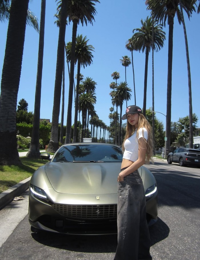 Lisa BLACKPINK berfoto dengan Ferrari dalam unggahan Instagram pribadinya.