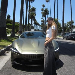 Lisa BLACKPINK Pose Bareng Ferrari