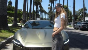 Roma Spider cocok banget sama kamu! komentar akun resmi Ferrari dalam unggahan itu. (Foto: dok. Instagram @lalalalisa_m)