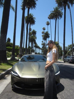 Lisa BLACKPINK Pose Bareng Ferrari