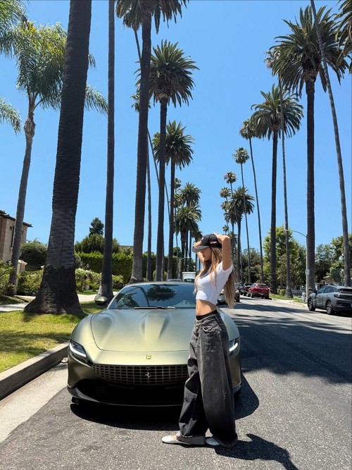 Lisa BLACKPINK berfoto dengan Ferrari dalam unggahan Instagram pribadinya.