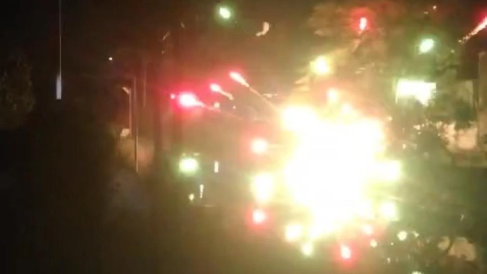Dua kelompok warga di Kecamatan Tallo, Kota Makassar, Sulawesi Selatan (Sulsel) terlibat tawuran menggunakan petasan, balok hingga batu.