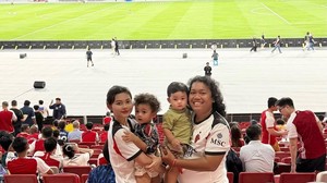 Marshel Widianto membawa Cesen dan dua anak mereka ke Singapura menonton laga klub AC Milan di National Stadium. Foto: dok. Instagram @ceseniy