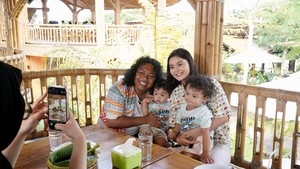 Momen Cesen dan Marshel Widianto syuting bareng dua anak mereka. Senangnya bisa kerja sambil jalan bareng keluarga. Foto: dok. Instagram @ceseniy