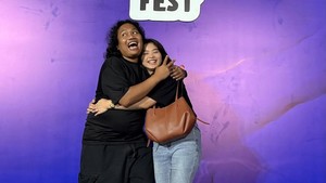 Mantan member JKT48 itu happy banget menemani suami saat menghadiri acara. Banyak netizen yang berkomentar gemas melihat kebersamaan mereka di media sosial. Foto: dok. Instagram @ceseniy