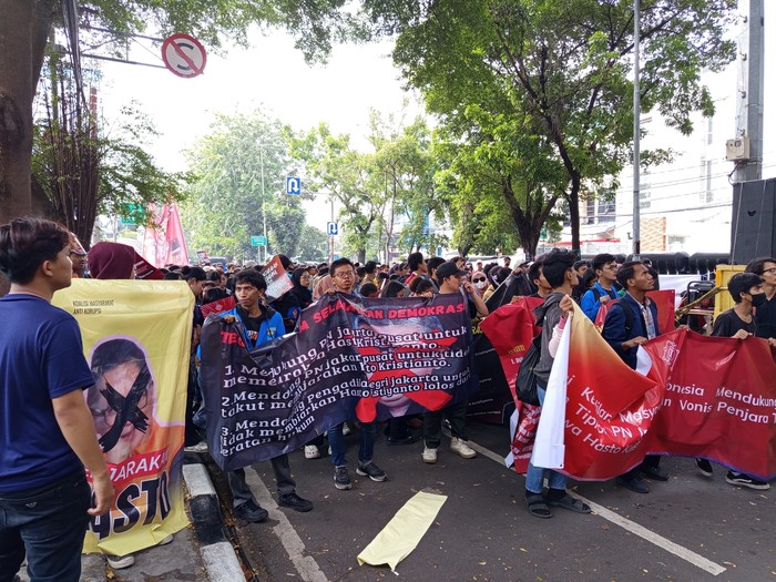 Massa demonstrasi dukung hakim vonis penjara Hasto di PN Jakpus (Mulia/detikcom)