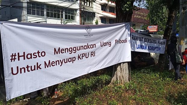 Massa demonstrasi dukung hakim vonis penjara Hasto di PN Jakpus (Mulia/detikcom)