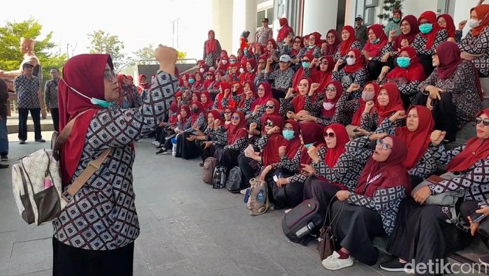 Massa karyawan Puskesmas di Brebes tuntut pencairan TPP di kantor Pemkab Brebes, Jumat (25/7/2025).