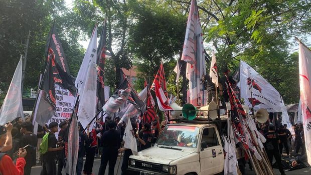 Massa pendukung Hasto demo di depan PN Jakpus (Mulia/detikcom)
