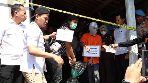 Jeki saat menjalani rekonstruk pembunuhan Sumiran di rumah kontrakannya