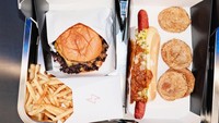 Sajian Tesla Diner dibuat di dapur serba listrik, menyajikan smashburger, hot dog wagyu, kentang tallow, dan hash brown bites yang menggugah selera. Harga menu di sini mulai dari USD 4 (Rp 65.000). Foto: Stephanie Breijo / Los Angeles Times