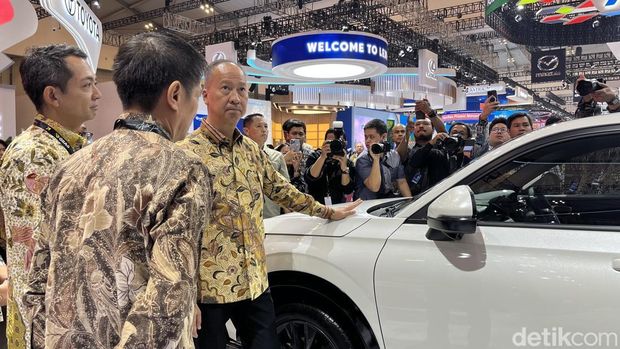 Menperin di booth Honda di GIIAS 2025.
