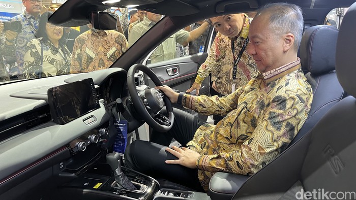 Menperin di booth Honda di GIIAS 2025.