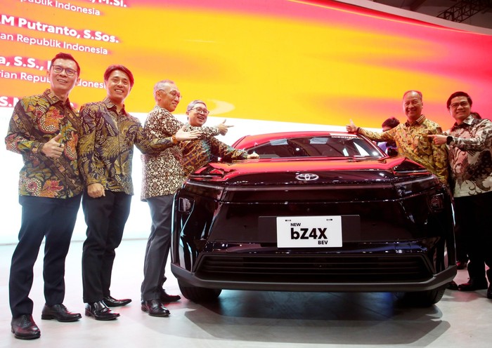 Menperin di booth Toyota.