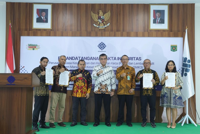 Menteri Ketenagakerjaan Yassierli menyaksikan penandatanganan Pakta Integritas 107 perusahaan Jasa Keselamatan dan Kesehatan Kerja (PJK3) di wilayah Kawasan Timur Indonesia