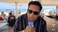 Pasangan yang menikah tahun 2016 ini sempat membagikan momen makan di sebuah restoran di luar negeri. Mereka menikmati es krim berbeda. Arief makan es krim vanilla berlapis cokelat sedangkan Tipang makan es krim semangka. Foto: Instagram @tiarapangestika / @ariefmuhammad