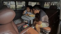 Di dalam mobil, keduanya menikmati dua piring sarapan berbeda. Arief makan lontong sayur sedangkan istrinya makan batagor nih. Foto: Instagram @tiarapangestika / @ariefmuhammad