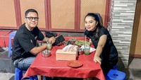 Gemas! Dalam merayakan anniversary, pasangan ini menikmati makan malam sederhana. Hanya di sebuah warung pecel lele & kerang dara di depan rumah. Foto: Instagram @tiarapangestika / @ariefmuhammad