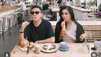 Pemilik restoran Padang Payakumbuah itu juga sempat mampir ke sebuah kafe bersama istrinya. Hidangan burger, toast, kopi, dan jus tersaji di meja mereka. Foto: Instagram @tiarapangestika / @ariefmuhammad