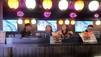 Waktu liburan ke Jepang, Arief dan Tipang mampir ke sebuah restoran di Dotonburi, Osaka. Mereka makan yataitori atau sate khas Jepang sambil karaokean. Foto: Instagram @tiarapangestika / @ariefmuhammad