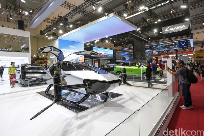 Produsen mobil asal China, Xpeng, memamerkan mobil terbang pertamanya di ajang GAIKINDO Indonesia International Auto Show (GIIAS) 2025, ICE BSD City, Tangerang, Banten, Kamis (24/7/2025).