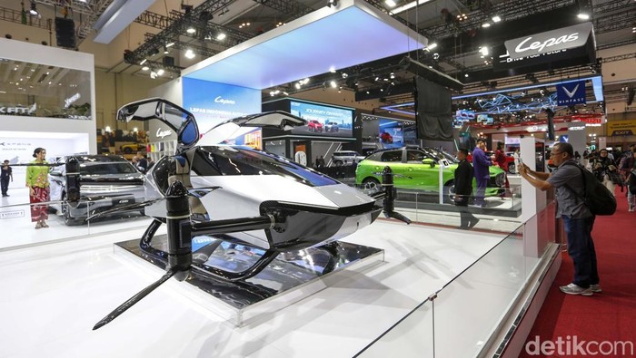 Produsen mobil asal China, Xpeng, memamerkan mobil terbang pertamanya di ajang GAIKINDO Indonesia International Auto Show (GIIAS) 2025, ICE BSD City, Tangerang, Banten, Kamis (24/7/2025).