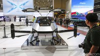 Mobil terbang Xpeng menjadi salah satu daya tarik di booth kendaraan masa depan yang dipadati pengunjung. Desain futuristik dan teknologi inovatifnya mencuri perhatian.  