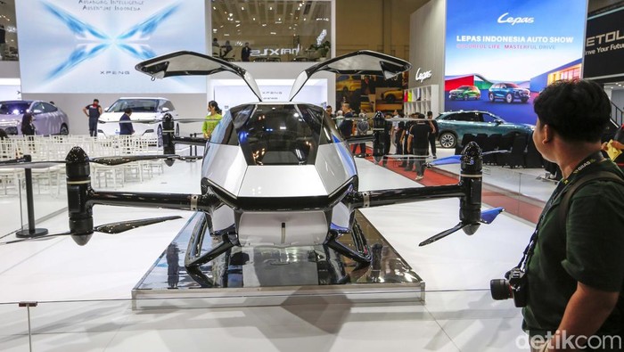 Mobil Terbang Xpeng Pukau Pengunjung GIIAS 2025 Produsen mobil asal China, Xpeng, memamerkan mobil terbang pertamanya di ajang GAIKINDO Indonesia International Auto Show (GIIAS) 2025, ICE BSD City, Tangerang, Banten, Kamis (24/7/2025).