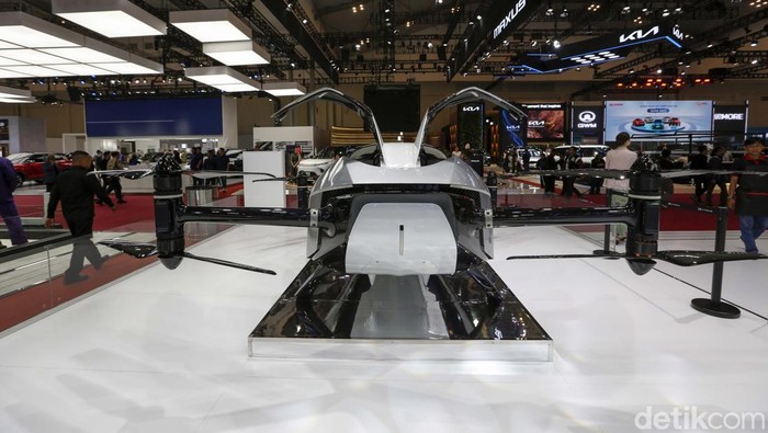 Mobil Terbang Xpeng Pukau Pengunjung GIIAS 2025 Produsen mobil asal China, Xpeng, memamerkan mobil terbang pertamanya di ajang GAIKINDO Indonesia International Auto Show (GIIAS) 2025, ICE BSD City, Tangerang, Banten, Kamis (24/7/2025).