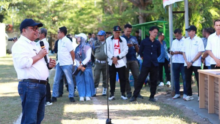 Bupati Takalar H. Mohammad Firdaus Daeng Manye saat membuka turnamen sepakbola kualifikasi Porprov XVIII di Lapangan HM Dg Sibali, Jumat (25/7/2025).