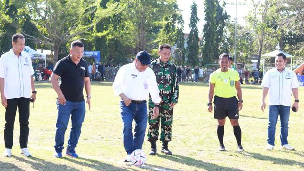 Bupati Takalar H. Mohammad Firdaus Daeng Manye saat membuka turnamen sepakbola kualifikasi Porprov XVIII di Lapangan HM Dg Sibali, Jumat (25/7/2025).