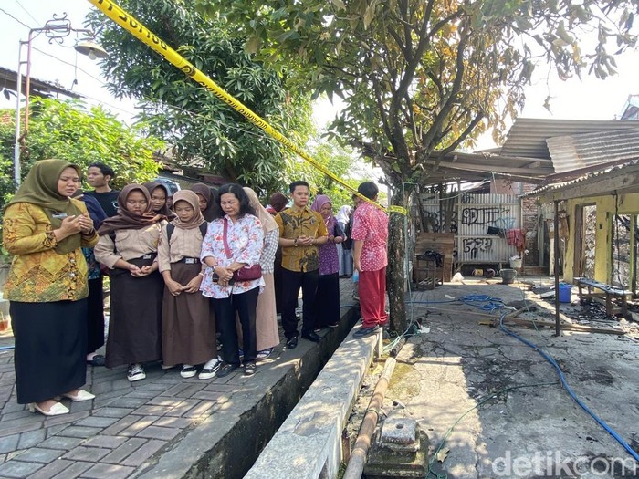 Murid dan guru SMP Kartiyoso Semarang mendoakan korban kebakaran rumah di Jalan Pesanggrahan Raya, Mlatibaru, Semarang Timur, Kota Semarang, Jumat (25/7/2025).