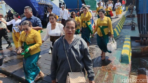 Ni Komang Wiardani, istri korban KMP Tunu Pratama, Jumat (25/7/2025). (I Putu Adi Budiastrawan/detikBali).