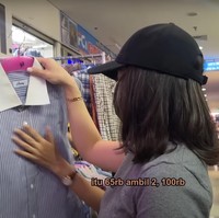 Baru mulai thrifting di Pasar Senen, Nikita Willy sudah dibuat shock dengan barang yang ditemukannya. Dia menemukan kemeja biru garis-garis merek Brioni yang merupakan brand mewah asal Italia. Satu kemeja Brioni di butiknya bisa dijual dengan harga Rp 14 juta. Foto: Dok. Tangkapan Layar YouTube Nikita Willy Official