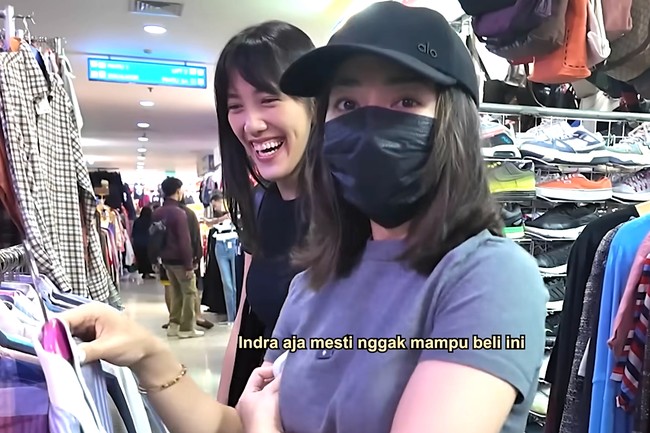 “Oh Brioni. Ini beneran Brioni? Indra aja masih nggak mampu beli ini,” kata istri Indra Priawan itu dalam unggahan videonya di YouTube. Kemeja dengan merek Brioni itu dibelinya dengan harga Rp 50 ribu. Foto: Dok. Tangkapan Layar YouTube Nikita Willy Official