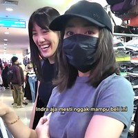 “Oh Brioni. Ini beneran Brioni? Indra aja masih nggak mampu beli ini,” kata istri Indra Priawan itu dalam unggahan videonya di YouTube. Kemeja dengan merek Brioni itu dibelinya dengan harga Rp 50 ribu. Foto: Dok. Tangkapan Layar YouTube Nikita Willy Official