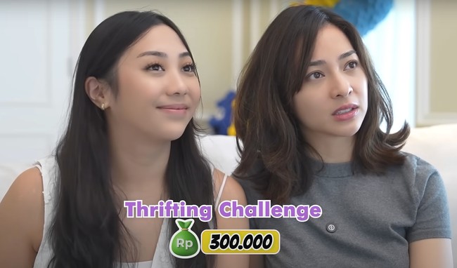 Nikita Willy melakukan thrifting bersama adiknya Winona Willy. Kakak-adik ini mendapatkan tantangan untuk konten YouTube Nikita Willy, thrifting di Pasar Senen dengan budget Rp 300 ribu. Thrifting sendiri adalah kegiatan berbelanja barang bekas layak pakai, terutama pakaian, dengan harga yang lebih murah dari harga aslinya. Foto: Dok. Tangkapan Layar YouTube Nikita Willy Official