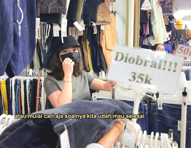Pemain sinetron Bulan dan Bintang itu tampil dengan busana monokrom saat thrifting di Pasar Senen. Nikita menutupi wajahnya dengan masker dan topi agar tak ada yang mengenalinya. Foto: Dok. Tangkapan Layar YouTube Nikita Willy Official