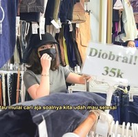 Pemain sinetron Bulan dan Bintang itu tampil dengan busana monokrom saat thrifting di Pasar Senen. Nikita menutupi wajahnya dengan masker dan topi agar tak ada yang mengenalinya. Foto: Dok. Tangkapan Layar YouTube Nikita Willy Official