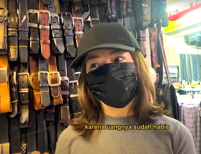 Nikita menghabiskan Rp 300 ribu untuk tantangan membeli sejumlah item fashion yang akan dipakai oleh model. Model yang akan didandaninya dengan barang-barang hasil belaja di Pasar Senen itu adalah juru kamera channel YouTube-nya. Foto: Dok. Tangkapan Layar YouTube Nikita Willy Official